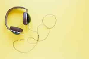 Foto gratuita auriculares en amarillo