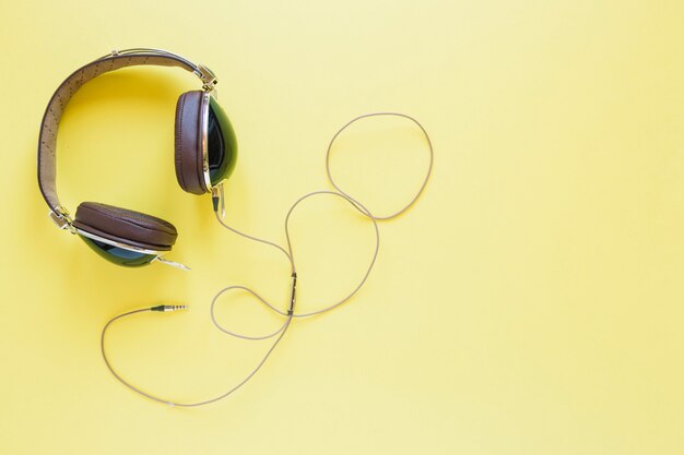 Auriculares en amarillo