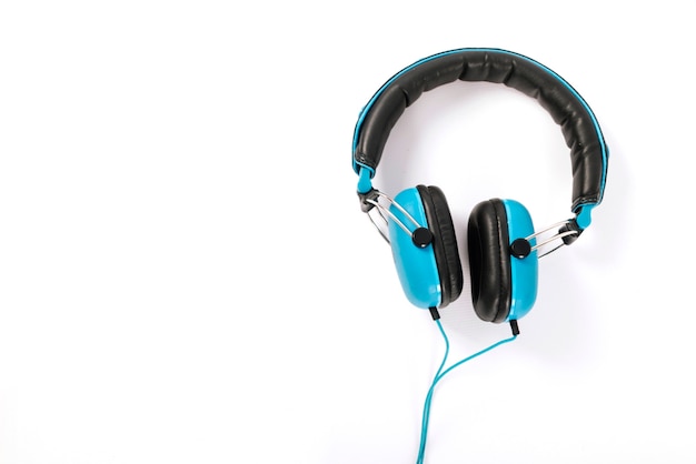 Auriculares azules aislados sobre fondo blanco