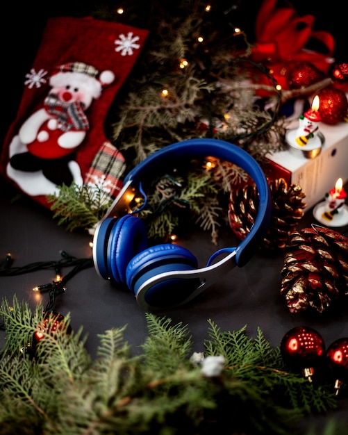 Auriculares azules y calcetines navideños