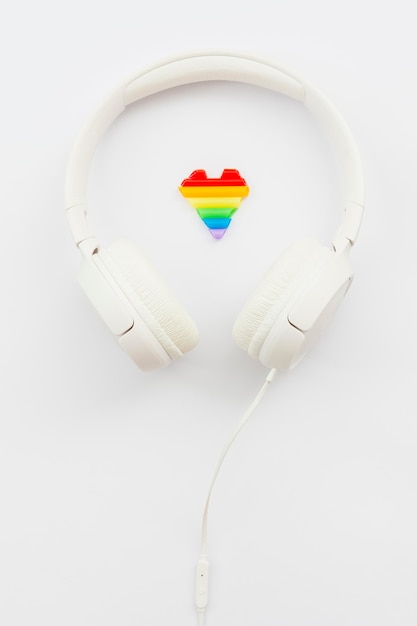 Auriculares blancos del Día Mundial del Orgullo Feliz