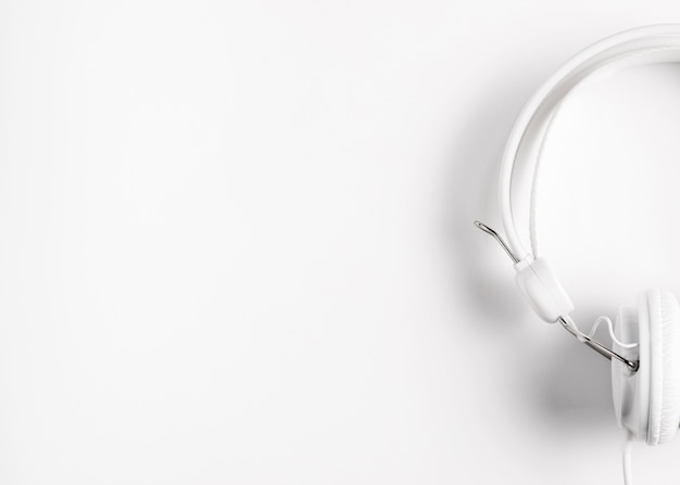 Auriculares blancos con espacio de copia