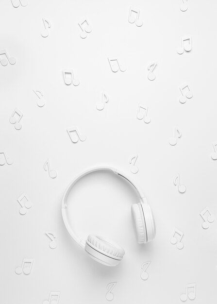 Auriculares blancos con notas musicales