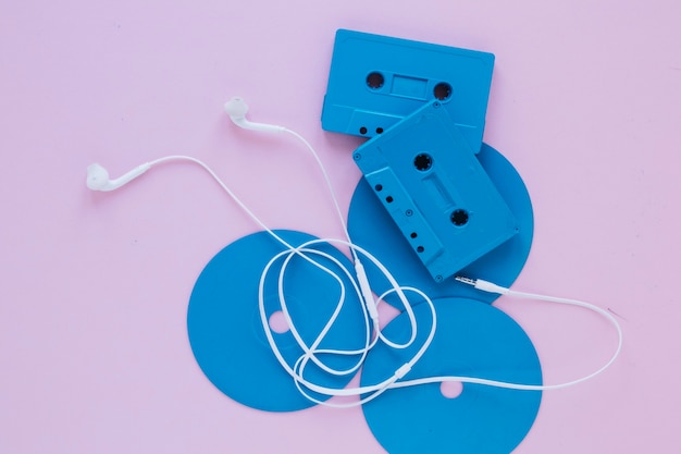 Foto gratuita auriculares y casetes en discos