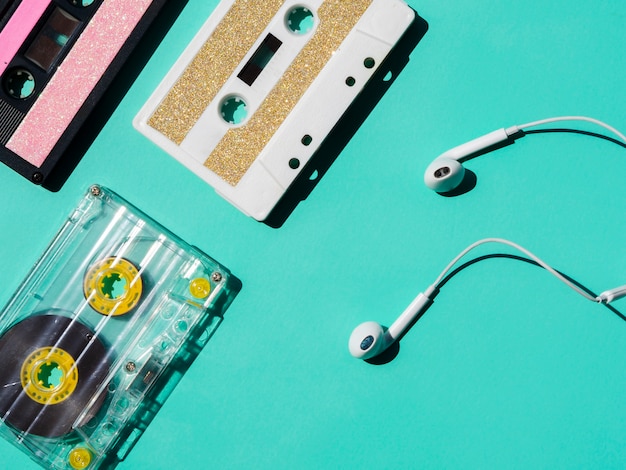 Auriculares cerca de la colección de cintas de cassette