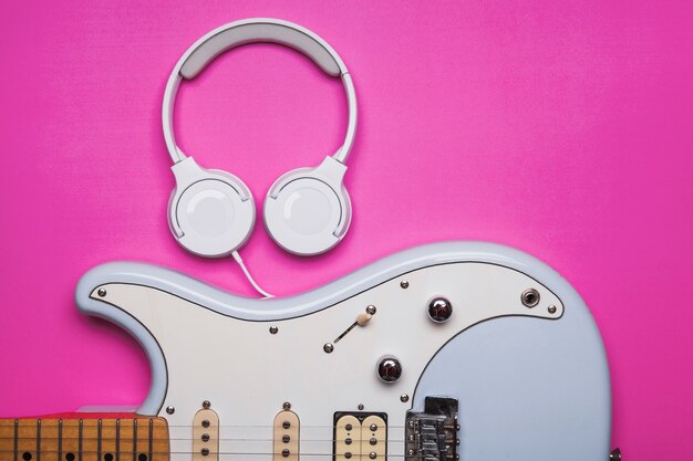 Auriculares cerca de la guitarra eléctrica