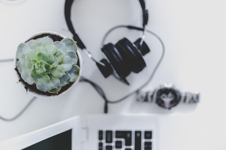 Foto gratuito auriculares cerca de un portátil