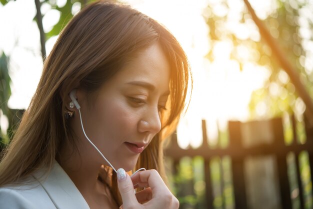 Auriculares chica teléfono femenino casual