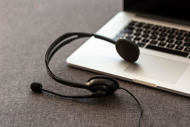 Auriculares y computadora portátil en casa durante la cuarentena