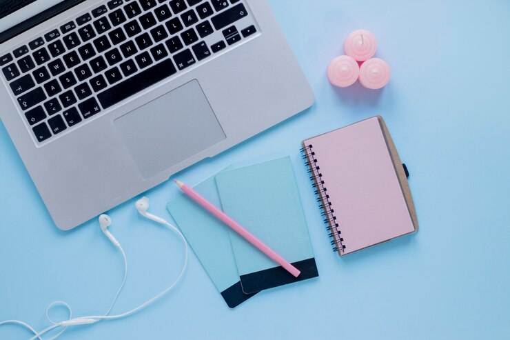 Foto gratuito auriculares y cuadernos cerca de la computadora portátil