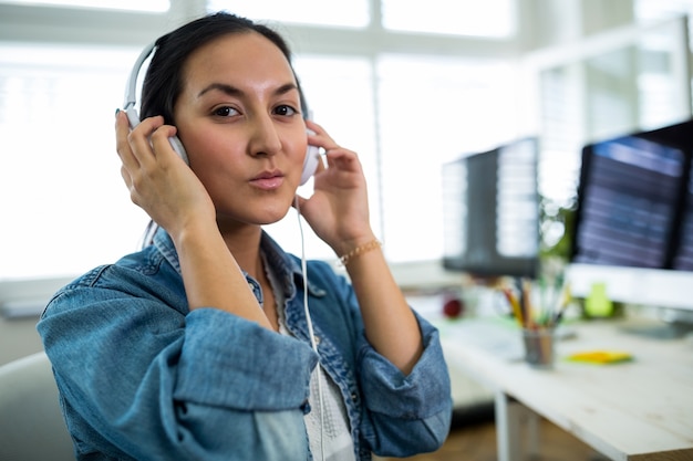 auriculares de diseño gráfico de sexo femenino que lleva