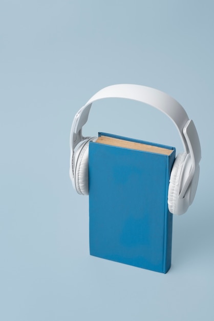 Auriculares y disposición de libros en ángulo alto.