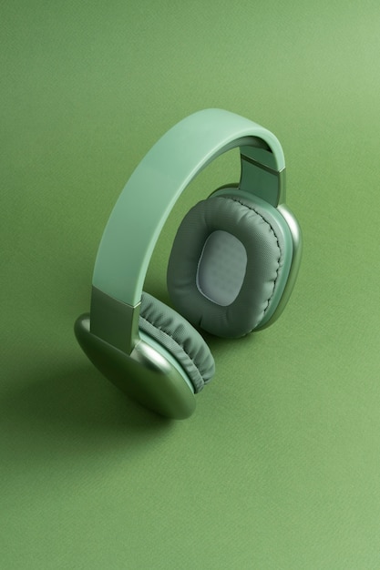 Auriculares con fondo monocromático minimalista