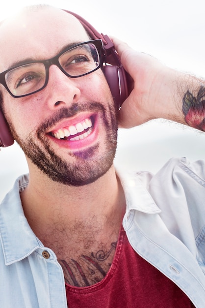 Auriculares hombre escuchando música felicidad concepto