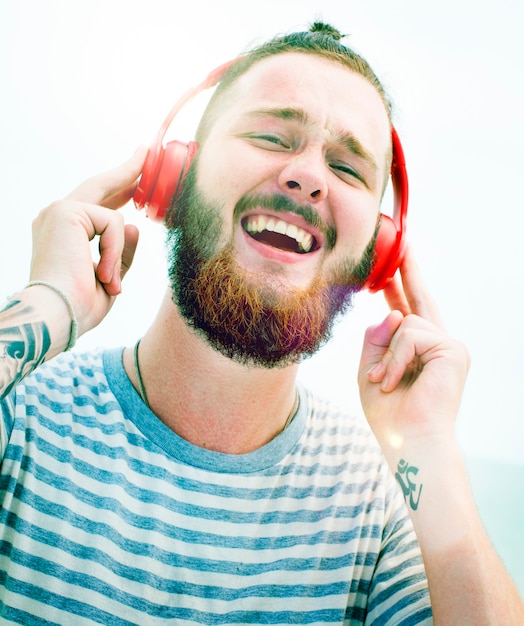 Auriculares hombre escuchando música felicidad concepto