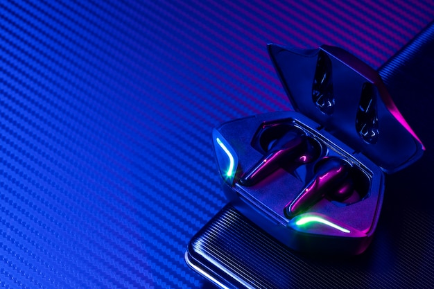 Auriculares inalámbricos con iluminación de neón al estilo cyberpunk