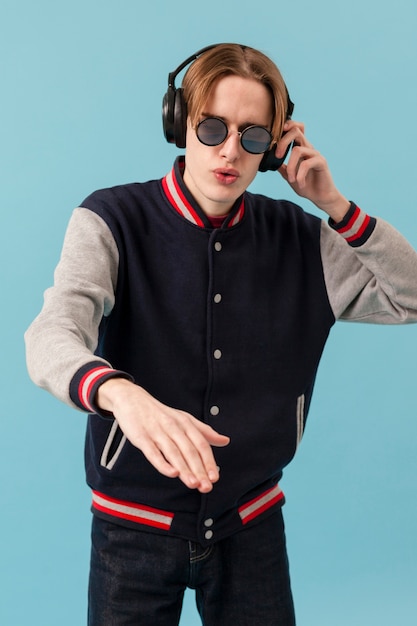 Foto gratuita con auriculares mezclados como dj