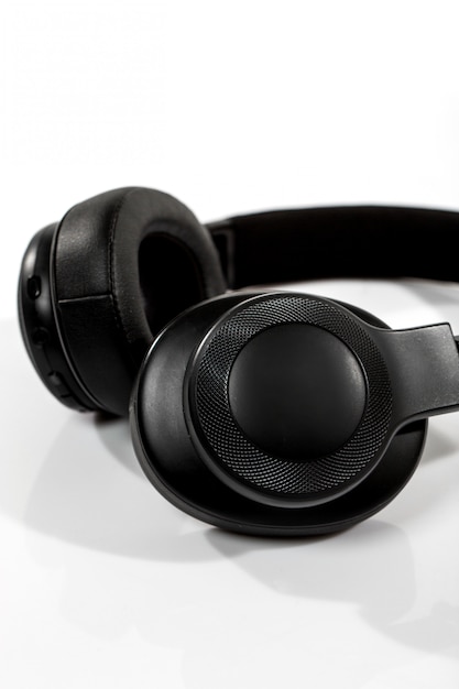 Auriculares negros en mesa blanca