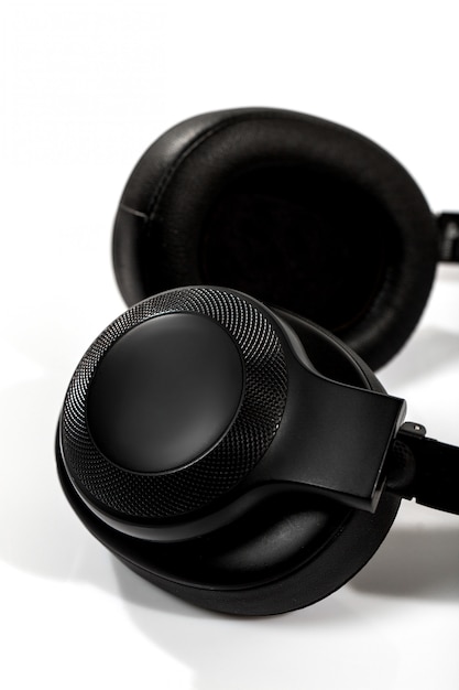 Auriculares negros sobre la mesa