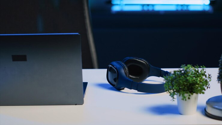 Foto gratuito auriculares portátiles y mini plantas en la mesa de la habitación del apartamento