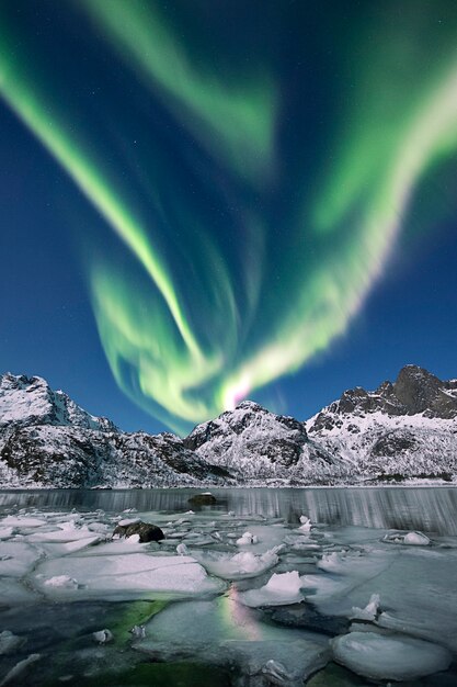 Aurora boreal en el cielo