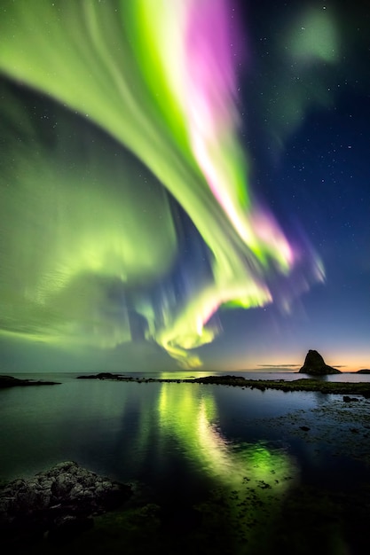 Aurora boreal en el cielo