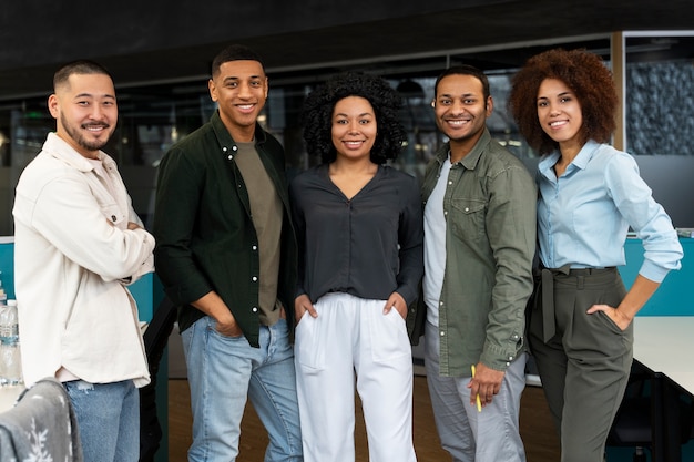 Foto gratuita auténtica agencia de marketing pequeña y joven