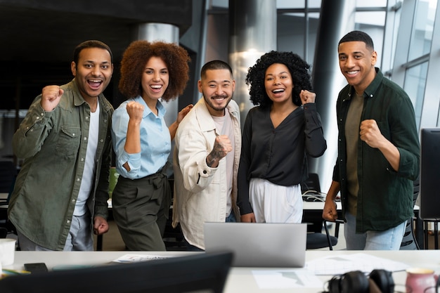 Foto gratuita auténtica agencia de marketing pequeña y joven