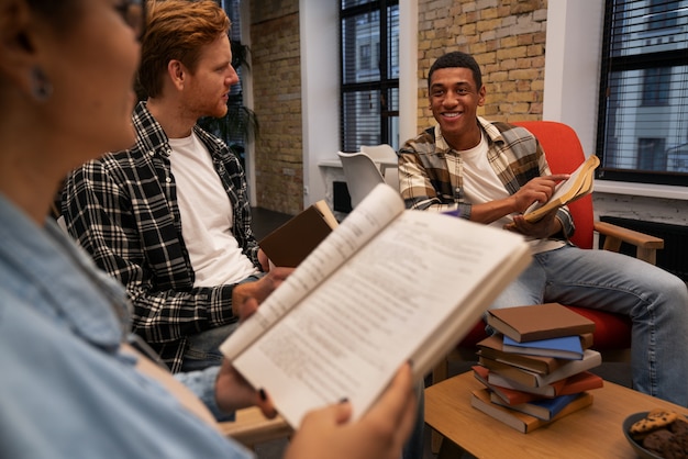 Foto gratuita auténtica escena del club de lectura