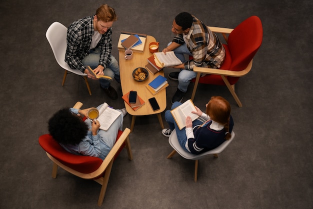 Foto gratuita auténtica escena del club de lectura