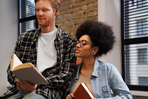 Foto gratuita auténtica escena del club de lectura