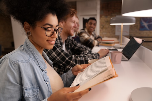 Foto gratuita auténtica escena del club de lectura