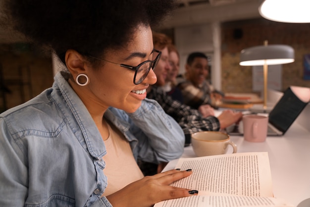 Foto gratuita auténtica escena del club de lectura