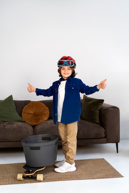 Auténtica escena de niño jugando.