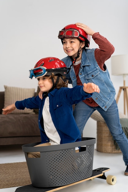 Auténtica escena de niños jugando.