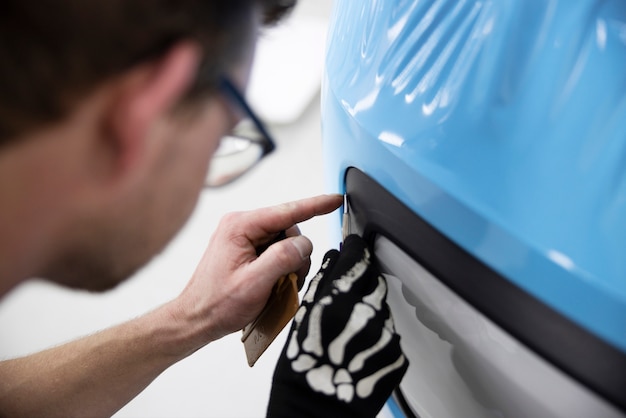 Auto de embalaje profesional de cerca con cubierta azul
