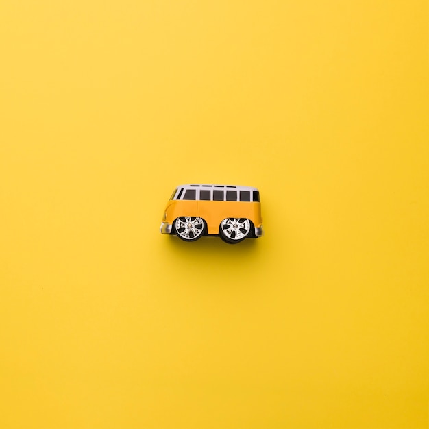 Autobús de juguete sobre fondo naranja