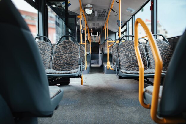 Autobús público sin personas durante la epidemia mundial de COVID19