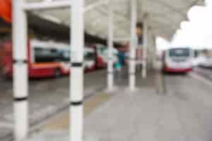Foto gratuita autobuses aparcados en la estación de autobuses