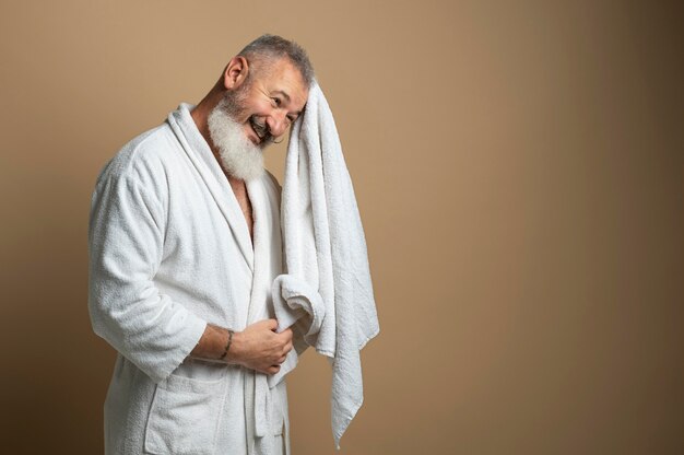 Autocuidado de hombre senior sonriente de tiro medio