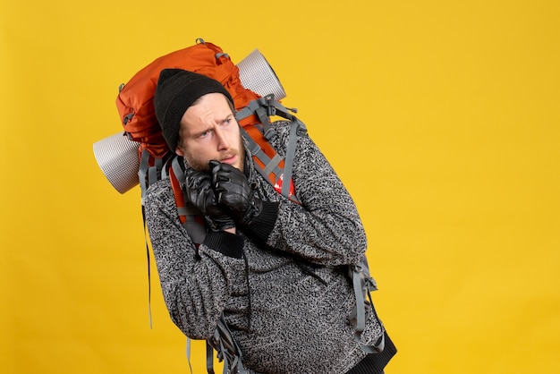 Foto gratuita autoestopista macho aterrorizado con guantes de cuero y mochila roja