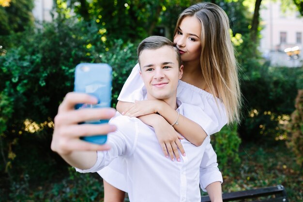 autofoto fecha joven pareja juntos