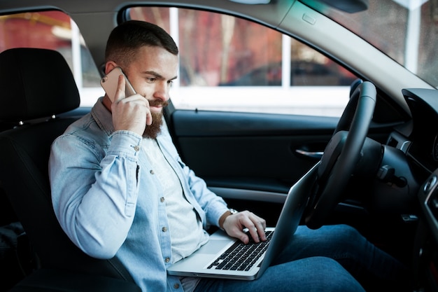 Automóvil barba adulto negocio asiento trasero