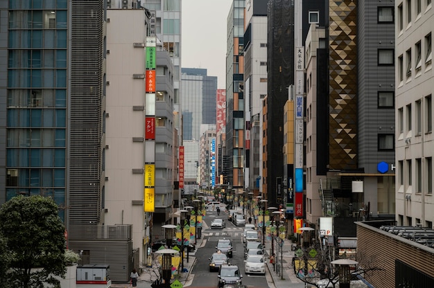 Foto gratuita automóviles circulando en la calle de japón