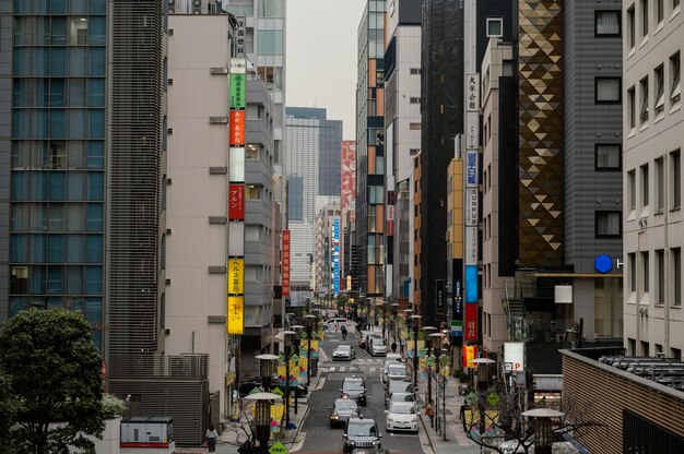 Automóviles circulando en la calle de Japón