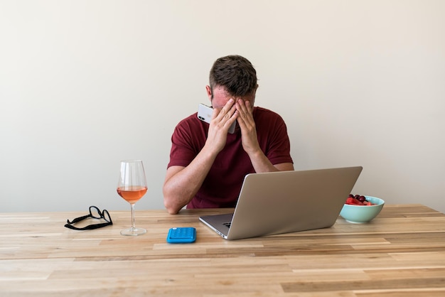 Autónomo de Ale usando una laptop en casa