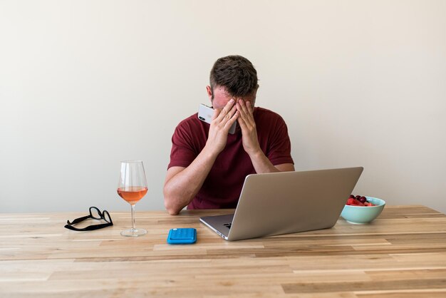 Autónomo de Ale usando una laptop en casa