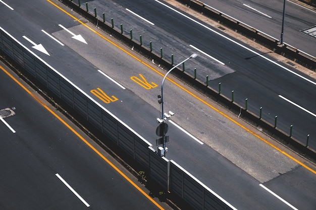 Autopista de alta vista con control de velocidad.