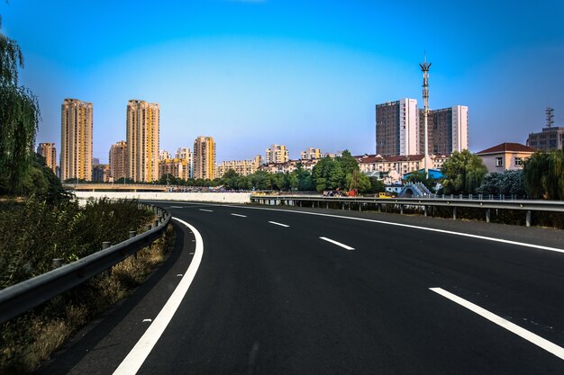 Autopista con paisaje urbano