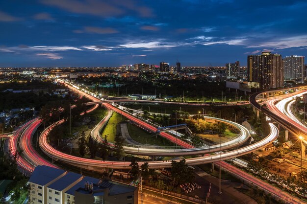 Autopista de paso elevado de cruce de carretera elevada en Bangkok durante el crepúsculo